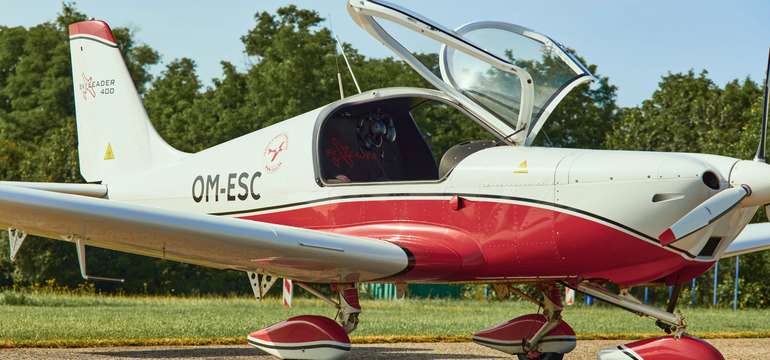 Lietadlo SKYLEADER JA-400