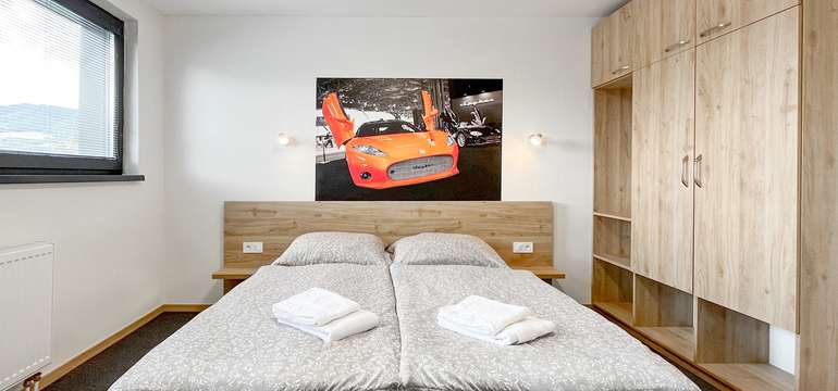Pobyt v Double Red Cars Hotel***