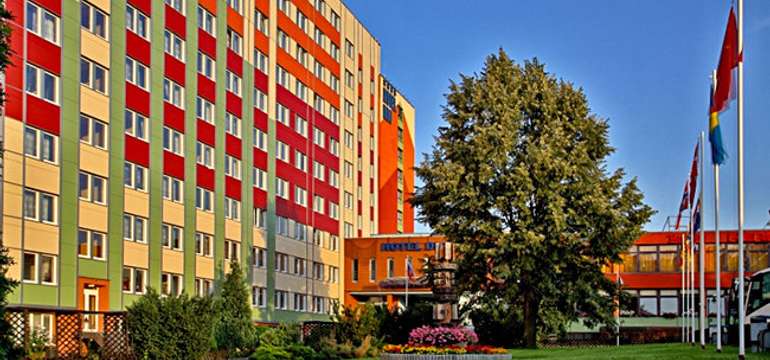 Praktické parkovanie pre hotelových hostí (autá a autobusy) je priamo pred hotelom