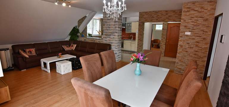 Ubytovanie vo veľkom hornom apartmáne s 3 spálňami (6+1)