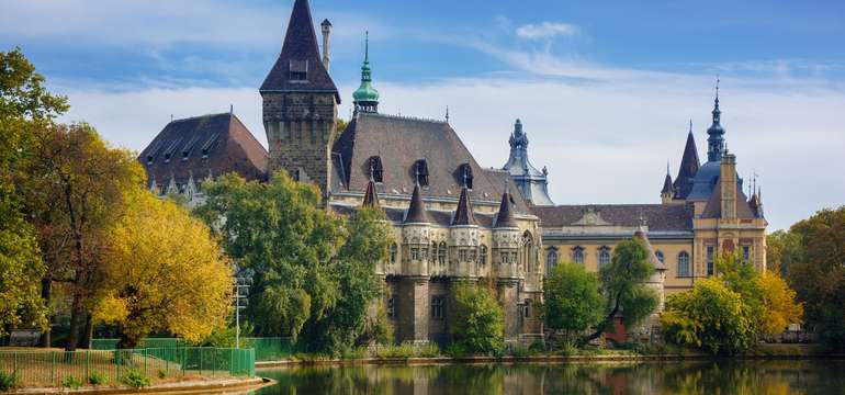 Hrad Vajdahunyad v mestskom parku Városliget, Budapešť