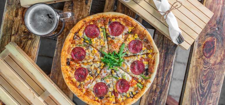 Pizza podľa vlastného výberu a veľké pivo alebo Kofola k tomu v Piváreň Pod Mostom