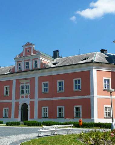 Hotel se nachází přímo v zámeckém parku u zámku Sokolov