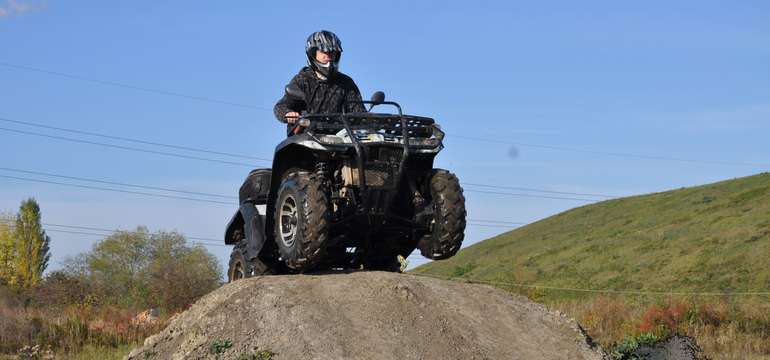 Čeká vás jízda po zpevněném povrchu, ale i nespravené komunikaci plné vody, bláta a sjezdů 