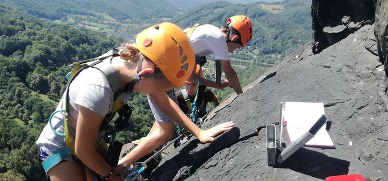 Na kurzu mohou být až  3 děti pod 40 kg