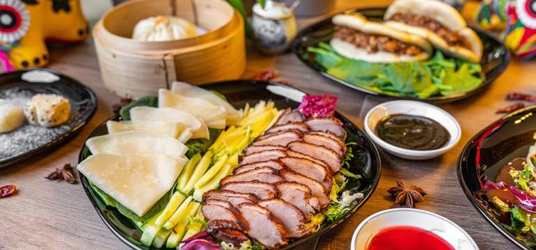 200 g pekingská kačica a 30 g parená placka plnená bravčovým mäsom