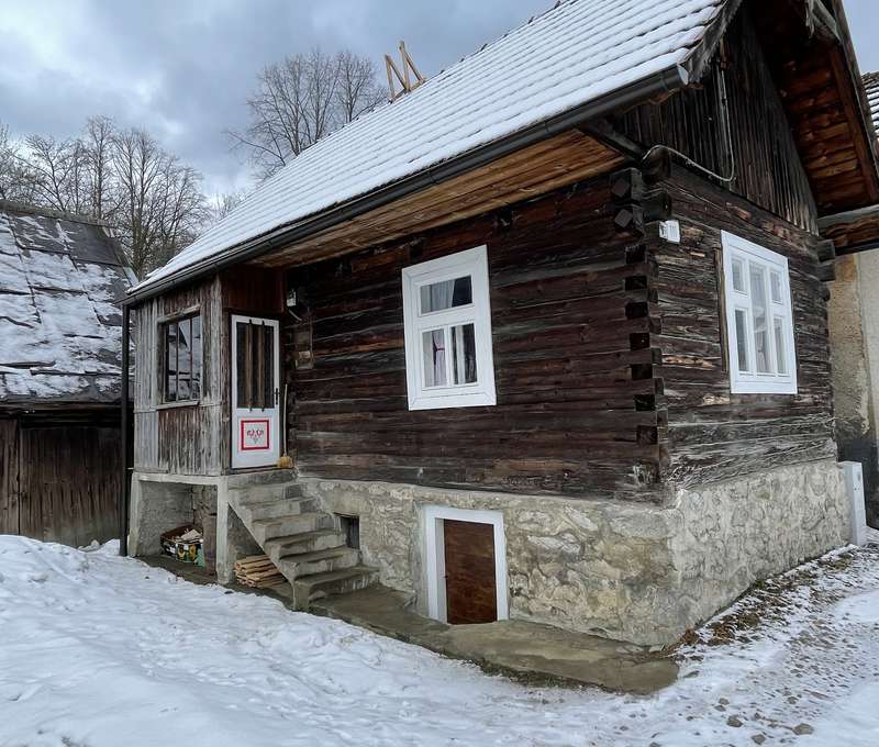Latrínu nájdete na dvore za drevenicou