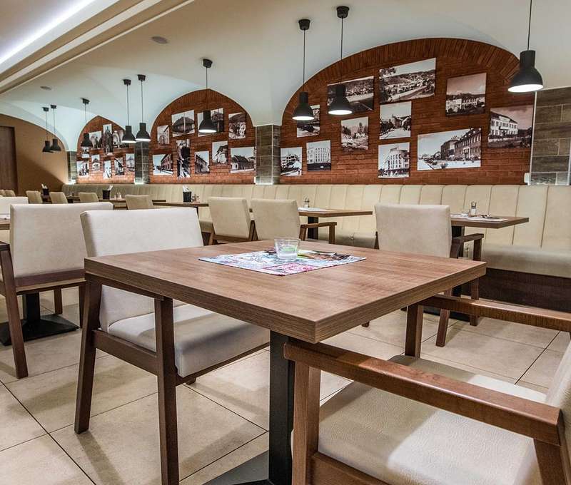Možnosť raňajok formou bufetových stolov a večerného menu