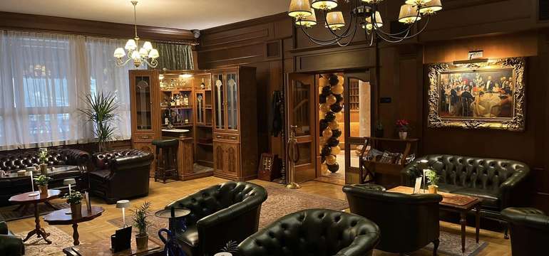 Exkluzívny anglický lobby bar s ponukou rumov, koňakov a celebritných vín