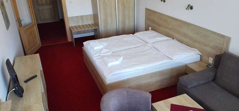 Príjemne zariadené, priestranné izby vám umožnia ničím nerušený oddych