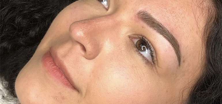 Dokonalé obočie s technikou Combré alebo microblading