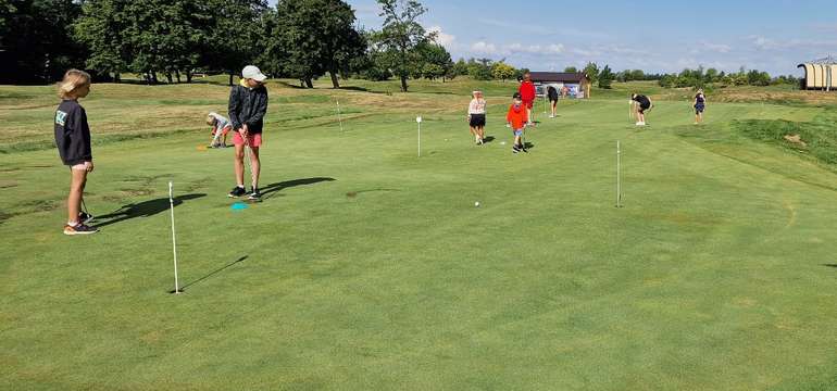 Intenzívny víkendový golfový kurz v Golf Club Welten v Báči