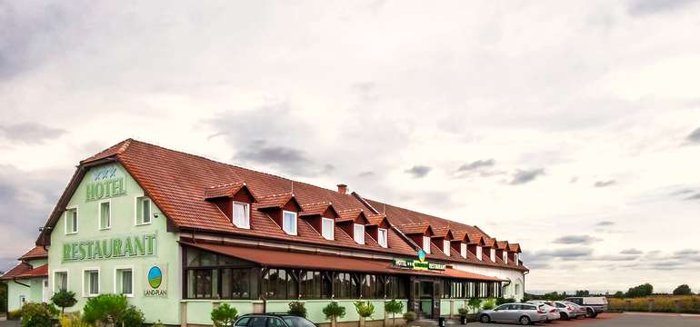 Hotel Land-Plan*** leží približne 15 minút autom od Győru