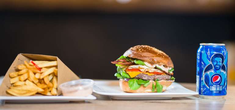Stanica burger s hranolkami a Pepsi alebo Mirindou so sebou "take away"