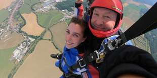 Výška otvorenia hlavného padáku je 1500 m nad letiskom