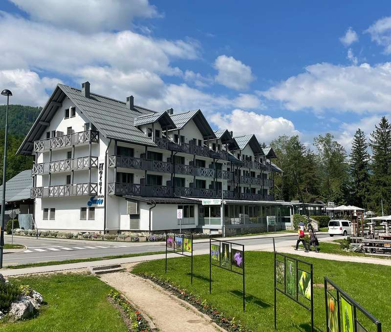 4-hviezdičkový hotel Jezero v Slovinsku s raňajkami a bazénom