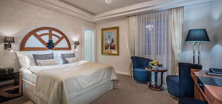 Zrekonstruovaný hotel ROYAL PALACE***** je zařízen ve stylu art deco a patří k nejluxusnějším
