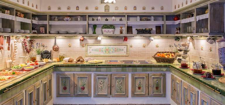 Bohatá bufetová snídaně ve stylové restauraci