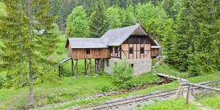 Technické stavby prezentuje vodný mlyn a píla s hrázdenou konštrukciou z obce Klubina