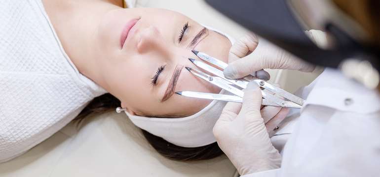 Dokonalé obočie s technikou Combre alebo microblading