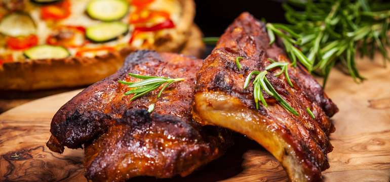 Grilované BBQ rebierka z bravčového mäsa