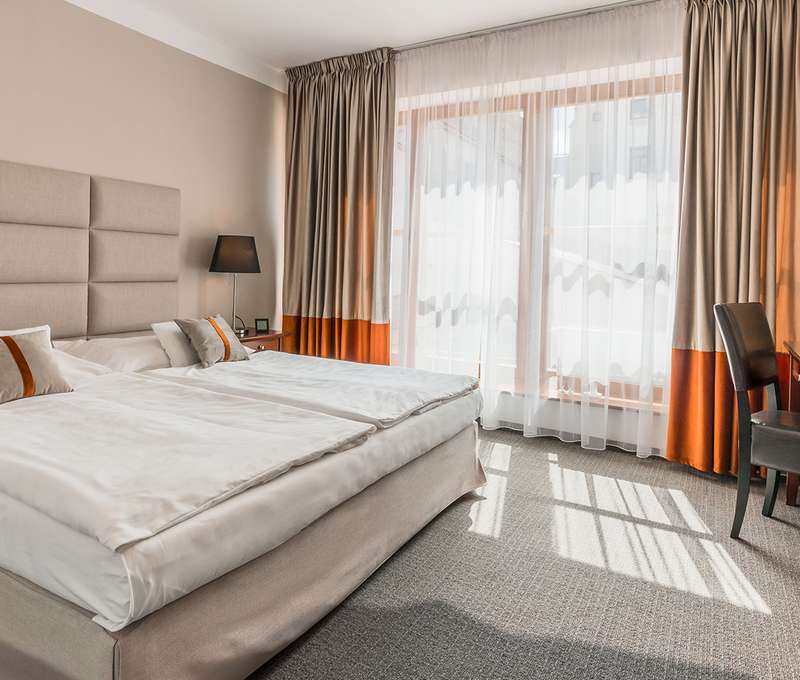 Priestranné dvojposteľové klimatizované izby o rozlohe 25m2