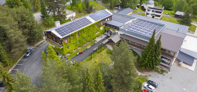 Do ubytovacie zariadenia vedie nová asfaltová prístupová cesta