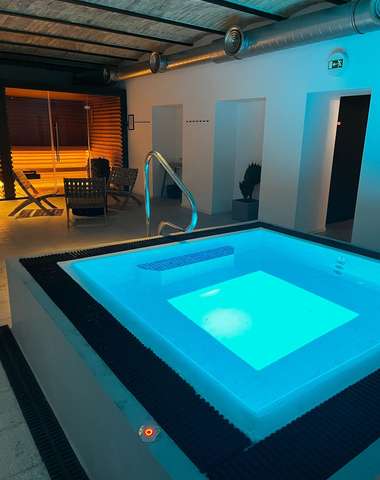 K dispozícii: fínska sauna, infra sauna, vírivka, plachta aj uterák