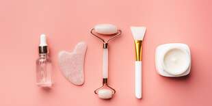 Age Control spája čistenie s liftingom a masážou ruženínovými kameňmi (ilustračné foto)