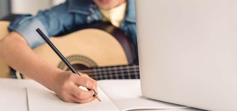 Kurz hry na klavír, gitaru, bicie či akordeón v online hudobnej škole Notissimo academy