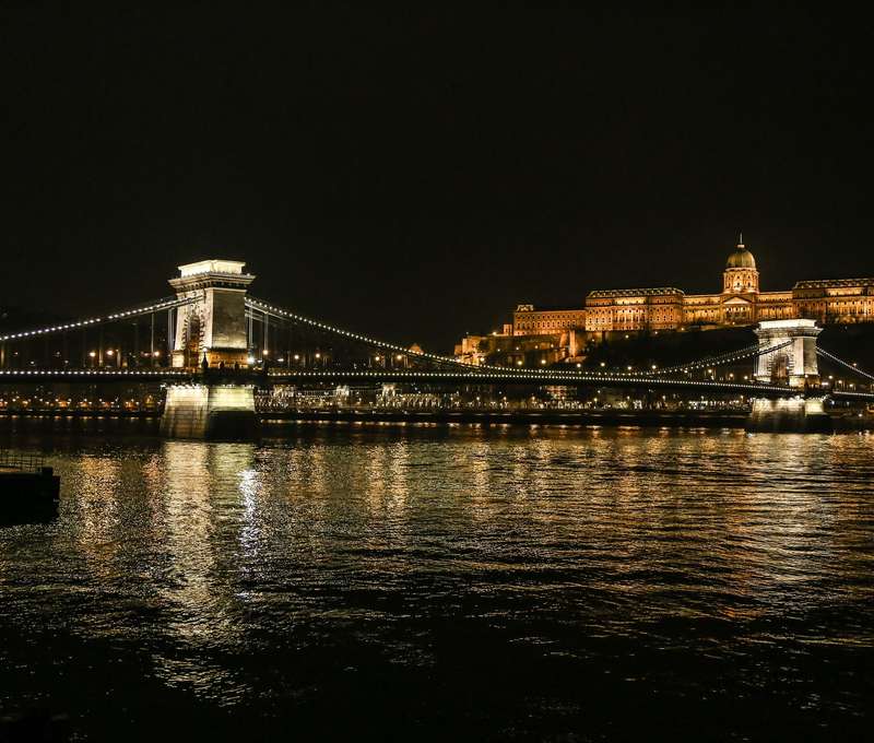 Užívajte si nočnú panorámu z vody Dunaja