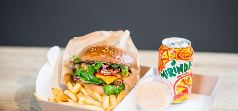 Stanica burger s hranolkami a Pepsi alebo Mirindou so sebou "take away"