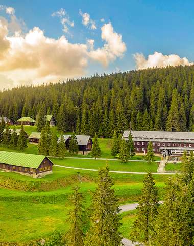 Hotel Granit Smrekovica *** sa nachádza priamo na hrebeni Veľkej Fatry v nadmorskej výške 1428 m. n.
