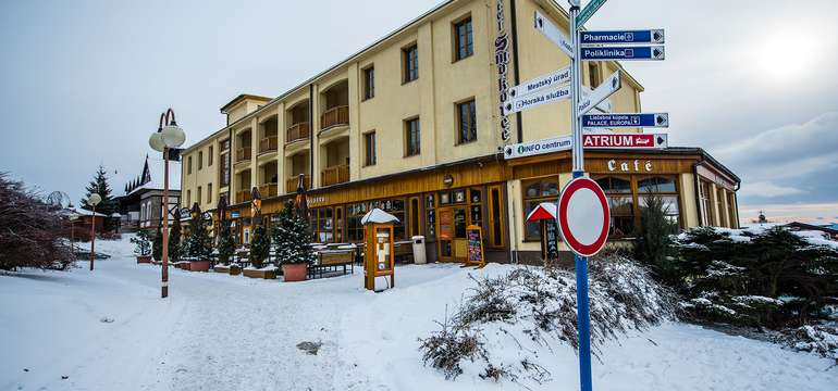 Hotel Smokovec*** leží v centre mesta, pri lanovke na Hrebienok a zastávke TEŽ