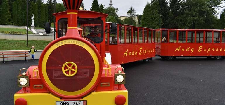 Mesto Medzilaborce a pamiatky rôzneho druhu blízkeho okolia si viete pozrieť z pohodlia Turistického