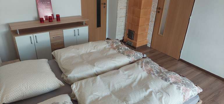 Apartmán má 1 spálňu (vybavenú manželskou posteľou, veľkou komodou a šatníkovou skriňou)