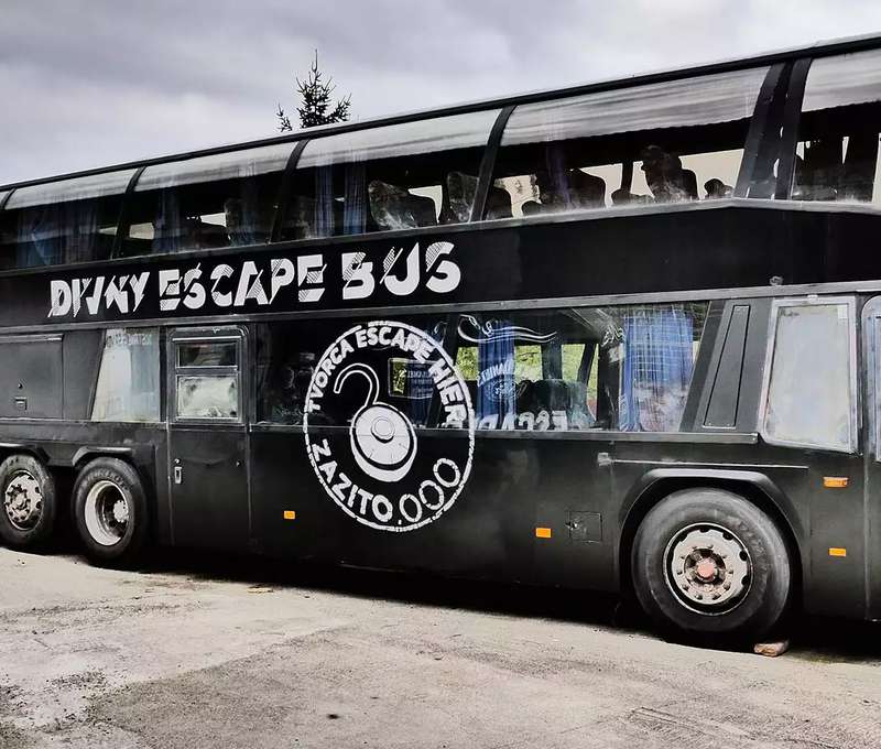 Hra sa odohráva v reálnom autobuse so všetkým, čo k nemu patrí