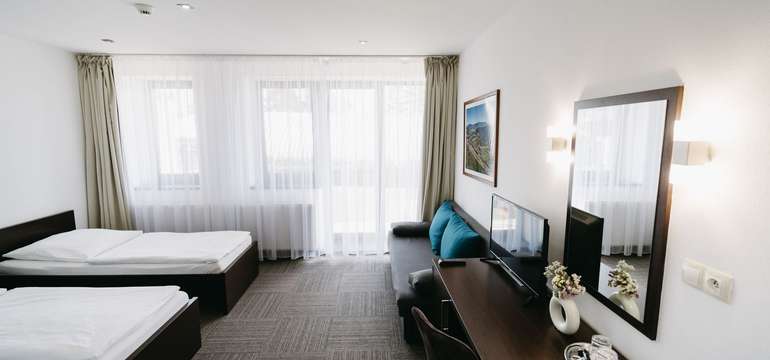 Pokoj Deluxe v hlavní části hotelu s recepcí