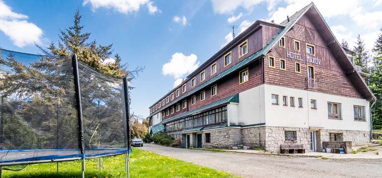 Hotel nabízí v celoročním provozu příjemný pobyt v krásném prostředí Jizerských hor