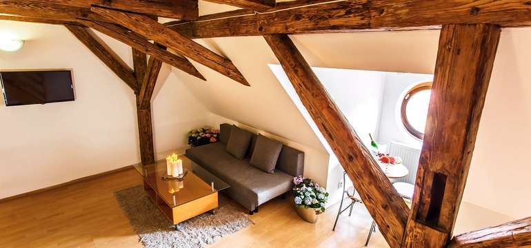 Mezonetový apartmán má oddelenú obývaciu časť a spálňu