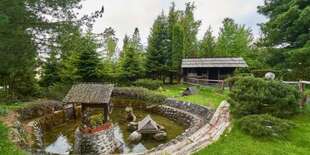 V záhrade sa nachádza altánok s grilom, kde si môžu naši hostia kedykoľvek grilovať