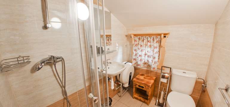 Kúpeľňa v chatkách s WC a sprchovacím kútom