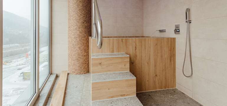 Wellness centrum zahrnuje krytý bazén, vířivku, finskou saunu a dvě parní sauny
