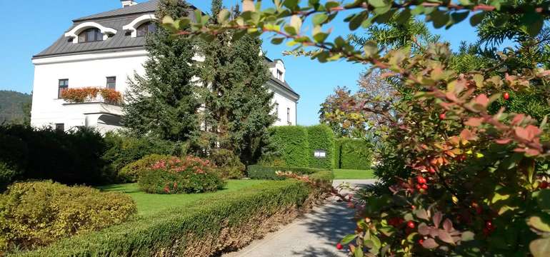 Hotel Villa Nečas**** ponúka štýlové ubytovanie v historickom štvorhviezdičkovom hoteli z 18. stor.