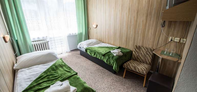 Izby sú jednoducho zariadené a je z nich krásny výhľad na prírodu