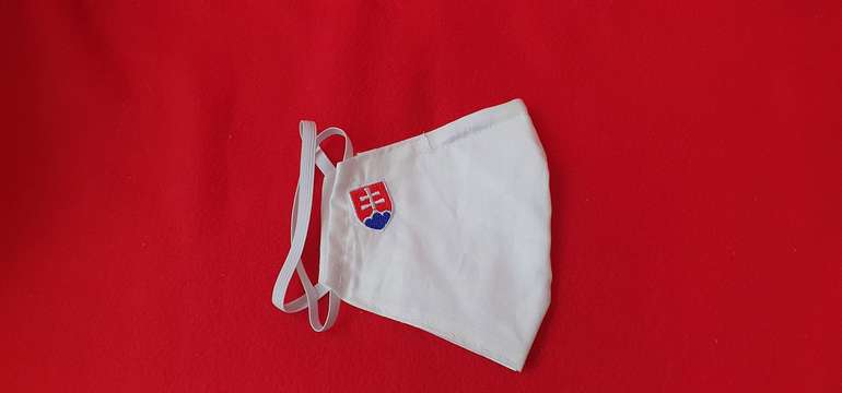 Štýlové bavlnené rúško s vyšitým slovenským znakom, s plieškom