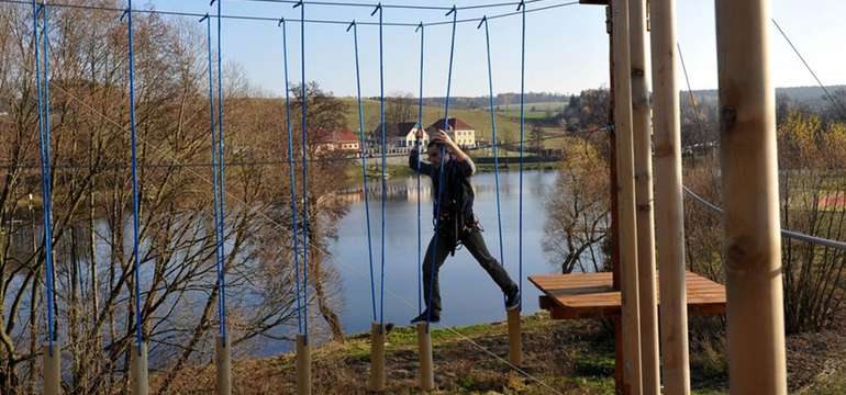 Lanový park je vhodný pro všechny bez rozdílu věku