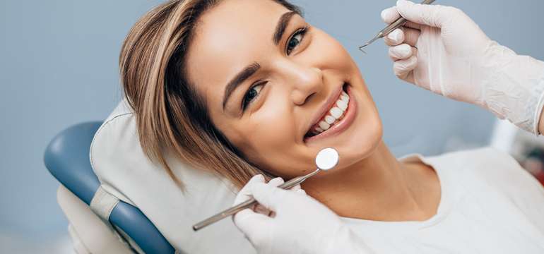 Dentálna hygiena s pieskovaním v zubnej ambulancii Qualident