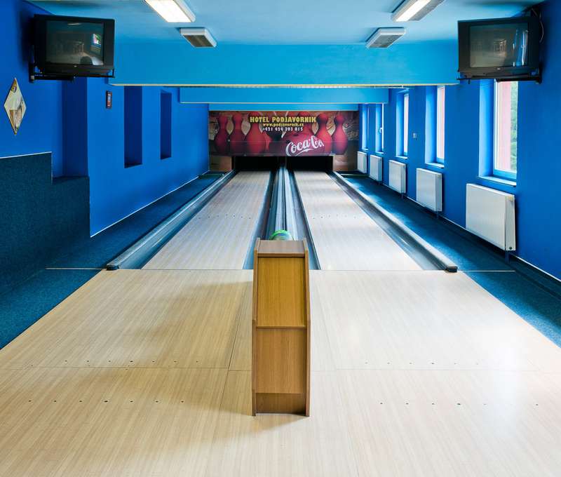Dve bowlingové dráhy v hotelovom bare môže súčasne využiť až 20 hráčov
