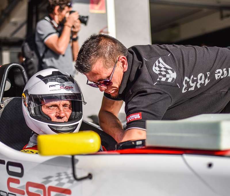Adrenalínová jazda na pretekárskych autách